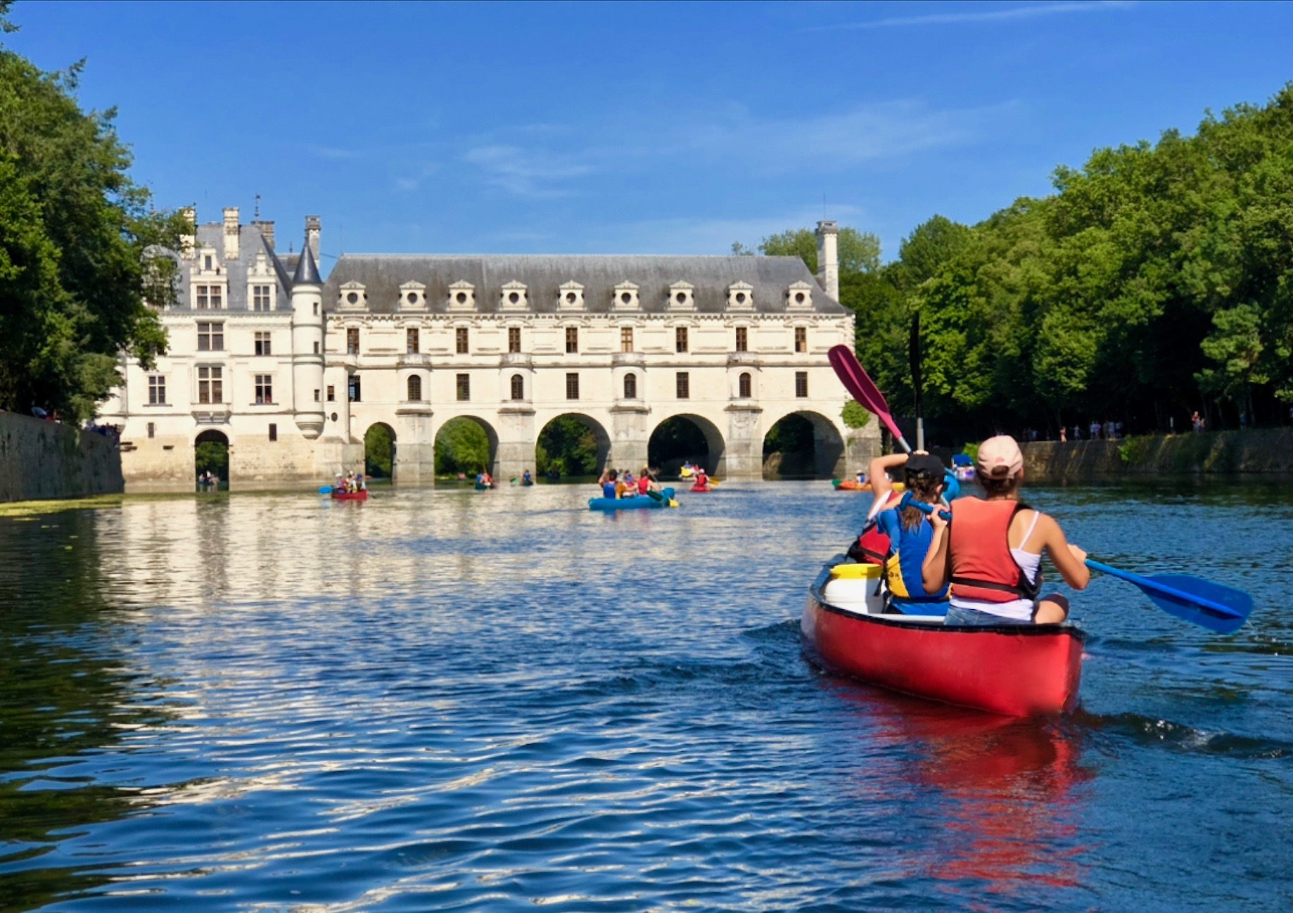  Passage en kayak sous les arches du château de Chenonceau